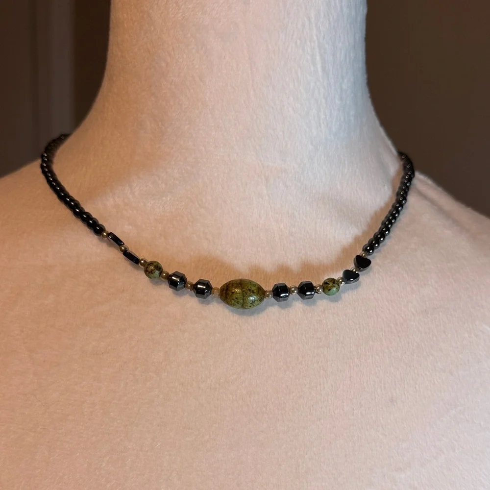Vintage Black and Green Stone Beaded Choker Necklace 18